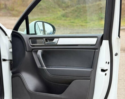 Белый Фольксваген Туарег, объемом двигателя 3 л и пробегом 279 тыс. км за 22999 $, фото 24 на Automoto.ua