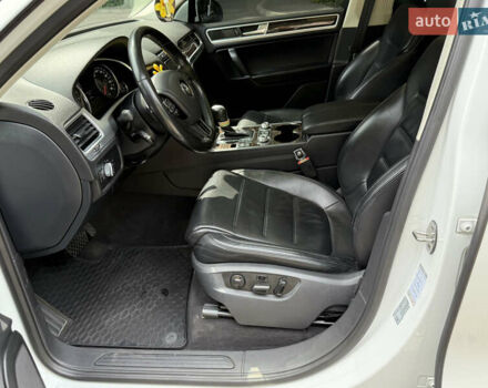 Білий Фольксваген Туарег, об'ємом двигуна 3 л та пробігом 215 тис. км за 25800 $, фото 11 на Automoto.ua