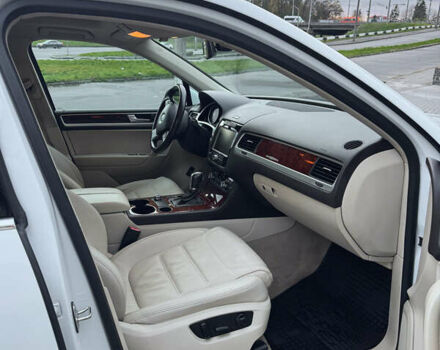 Белый Фольксваген Туарег, объемом двигателя 2.97 л и пробегом 278 тыс. км за 26800 $, фото 21 на Automoto.ua