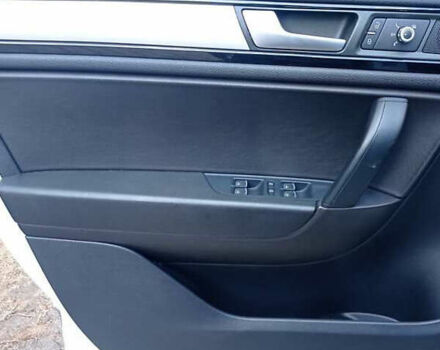 Белый Фольксваген Туарег, объемом двигателя 3 л и пробегом 140 тыс. км за 18600 $, фото 1 на Automoto.ua