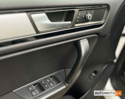 Білий Фольксваген Туарег, об'ємом двигуна 3 л та пробігом 283 тис. км за 20800 $, фото 13 на Automoto.ua