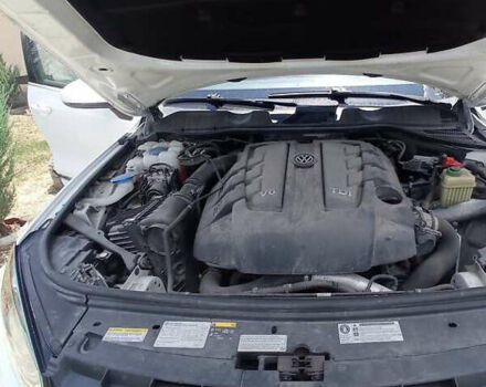 Белый Фольксваген Туарег, объемом двигателя 3 л и пробегом 140 тыс. км за 18600 $, фото 12 на Automoto.ua