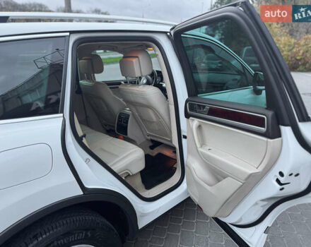 Белый Фольксваген Туарег, объемом двигателя 2.97 л и пробегом 278 тыс. км за 26800 $, фото 25 на Automoto.ua