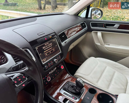 Белый Фольксваген Туарег, объемом двигателя 2.97 л и пробегом 278 тыс. км за 26800 $, фото 41 на Automoto.ua