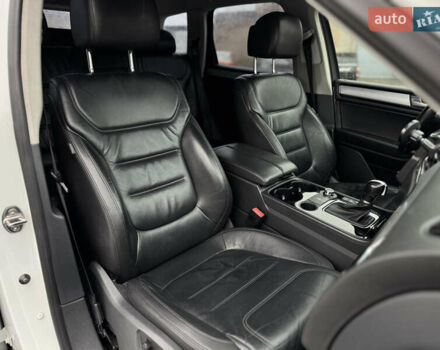 Белый Фольксваген Туарег, объемом двигателя 2.97 л и пробегом 248 тыс. км за 18000 $, фото 58 на Automoto.ua