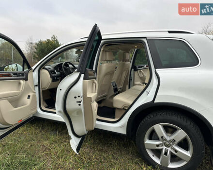 Белый Фольксваген Туарег, объемом двигателя 3 л и пробегом 236 тыс. км за 22000 $, фото 22 на Automoto.ua