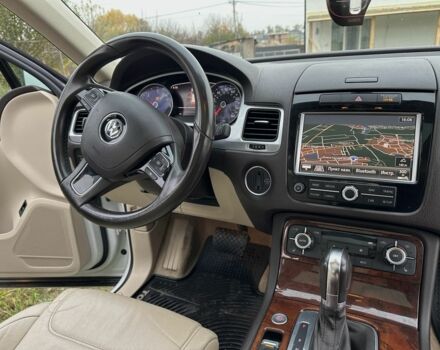 Белый Фольксваген Туарег, объемом двигателя 3 л и пробегом 236 тыс. км за 22500 $, фото 7 на Automoto.ua