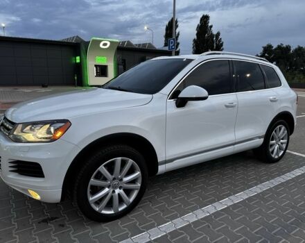Белый Фольксваген Туарег, объемом двигателя 3 л и пробегом 266 тыс. км за 17000 $, фото 1 на Automoto.ua