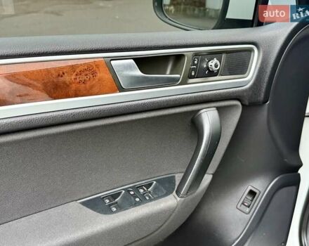 Белый Фольксваген Туарег, объемом двигателя 2.97 л и пробегом 290 тыс. км за 15900 $, фото 26 на Automoto.ua