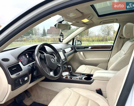 Белый Фольксваген Туарег, объемом двигателя 3 л и пробегом 236 тыс. км за 22000 $, фото 19 на Automoto.ua