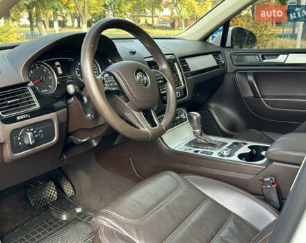Белый Фольксваген Туарег, объемом двигателя 2.97 л и пробегом 227 тыс. км за 23499 $, фото 6 на Automoto.ua