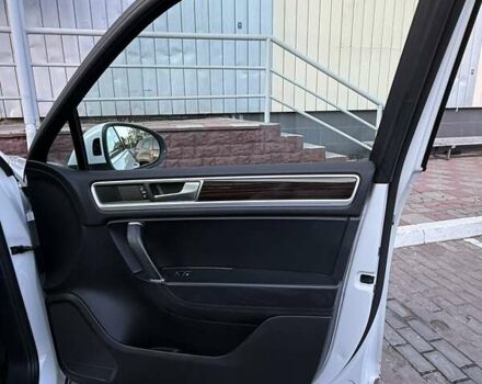 Белый Фольксваген Туарег, объемом двигателя 2.97 л и пробегом 145 тыс. км за 31500 $, фото 18 на Automoto.ua