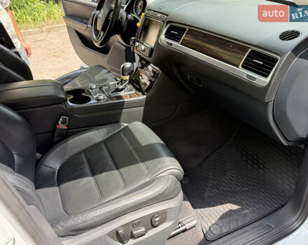 Білий Фольксваген Туарег, об'ємом двигуна 3 л та пробігом 215 тис. км за 25800 $, фото 16 на Automoto.ua