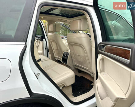 Белый Фольксваген Туарег, объемом двигателя 3 л и пробегом 236 тыс. км за 22000 $, фото 26 на Automoto.ua