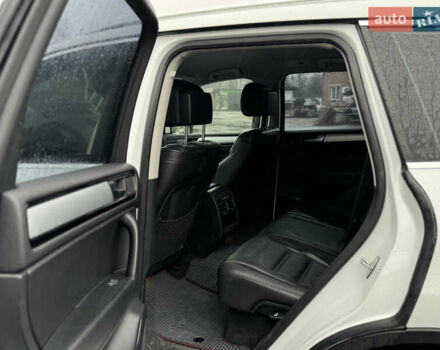 Белый Фольксваген Туарег, объемом двигателя 2.97 л и пробегом 248 тыс. км за 18000 $, фото 42 на Automoto.ua