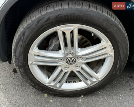 Білий Фольксваген Туарег, об'ємом двигуна 3 л та пробігом 215 тис. км за 25800 $, фото 5 на Automoto.ua