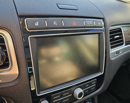 Белый Фольксваген Туарег, объемом двигателя 3 л и пробегом 260 тыс. км за 26000 $, фото 26 на Automoto.ua