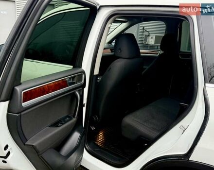 Белый Фольксваген Туарег, объемом двигателя 2.97 л и пробегом 290 тыс. км за 15900 $, фото 21 на Automoto.ua