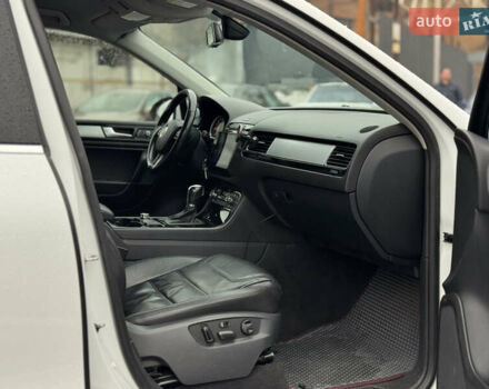 Белый Фольксваген Туарег, объемом двигателя 2.97 л и пробегом 248 тыс. км за 18000 $, фото 56 на Automoto.ua