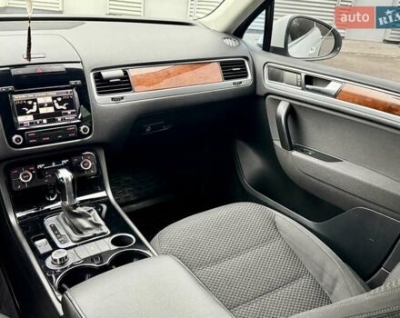 Белый Фольксваген Туарег, объемом двигателя 2.97 л и пробегом 290 тыс. км за 15900 $, фото 23 на Automoto.ua