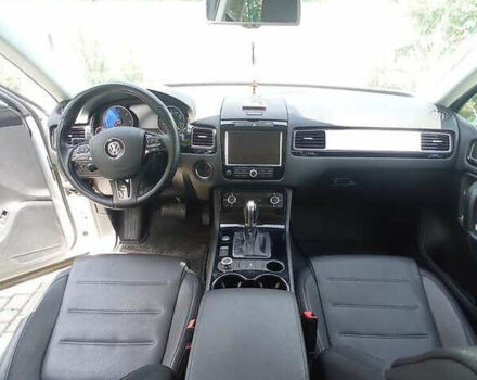 Белый Фольксваген Туарег, объемом двигателя 3 л и пробегом 140 тыс. км за 18600 $, фото 8 на Automoto.ua