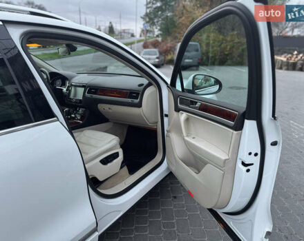 Белый Фольксваген Туарег, объемом двигателя 2.97 л и пробегом 278 тыс. км за 26800 $, фото 26 на Automoto.ua