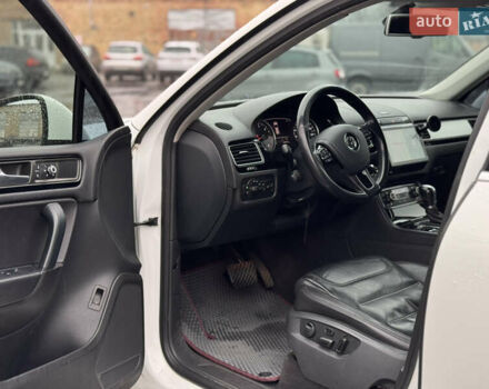 Белый Фольксваген Туарег, объемом двигателя 2.97 л и пробегом 248 тыс. км за 18000 $, фото 21 на Automoto.ua