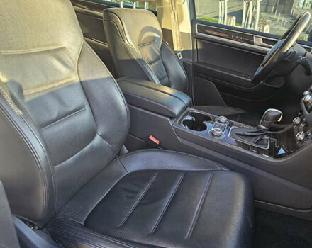 Белый Фольксваген Туарег, объемом двигателя 3 л и пробегом 260 тыс. км за 26000 $, фото 30 на Automoto.ua