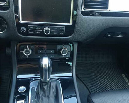 Белый Фольксваген Туарег, объемом двигателя 3 л и пробегом 140 тыс. км за 18600 $, фото 7 на Automoto.ua