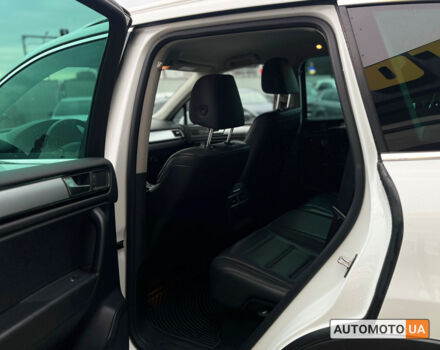 Білий Фольксваген Туарег, об'ємом двигуна 3 л та пробігом 283 тис. км за 20800 $, фото 28 на Automoto.ua