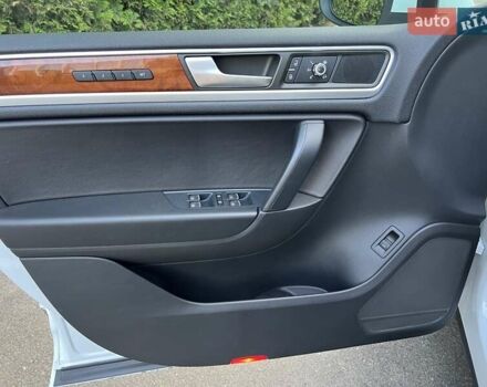 Белый Фольксваген Туарег, объемом двигателя 3 л и пробегом 290 тыс. км за 19900 $, фото 10 на Automoto.ua