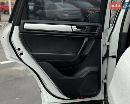 Белый Фольксваген Туарег, объемом двигателя 2.97 л и пробегом 248 тыс. км за 18000 $, фото 44 на Automoto.ua