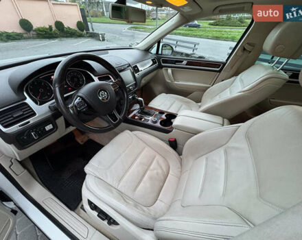 Белый Фольксваген Туарег, объемом двигателя 2.97 л и пробегом 278 тыс. км за 26800 $, фото 35 на Automoto.ua