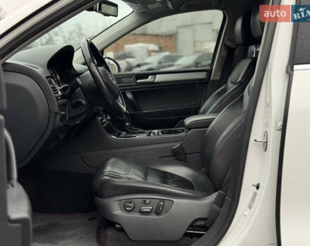 Белый Фольксваген Туарег, объемом двигателя 2.97 л и пробегом 248 тыс. км за 18000 $, фото 28 на Automoto.ua