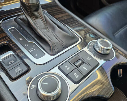 Белый Фольксваген Туарег, объемом двигателя 3 л и пробегом 260 тыс. км за 26000 $, фото 24 на Automoto.ua