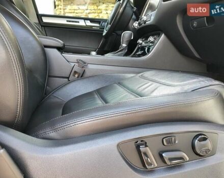 Білий Фольксваген Туарег, об'ємом двигуна 3 л та пробігом 241 тис. км за 21800 $, фото 3 на Automoto.ua