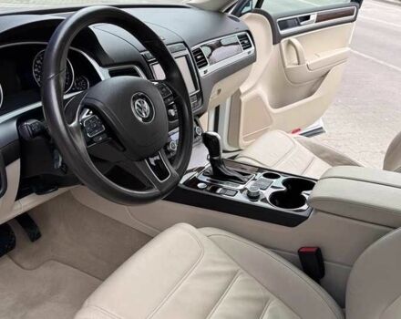 Белый Фольксваген Туарег, объемом двигателя 3 л и пробегом 103 тыс. км за 11900 $, фото 6 на Automoto.ua