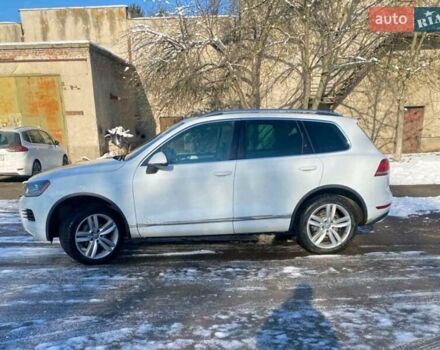 Белый Фольксваген Туарег, объемом двигателя 2.97 л и пробегом 400 тыс. км за 17000 $, фото 1 на Automoto.ua