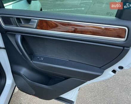 Белый Фольксваген Туарег, объемом двигателя 3 л и пробегом 290 тыс. км за 19900 $, фото 19 на Automoto.ua