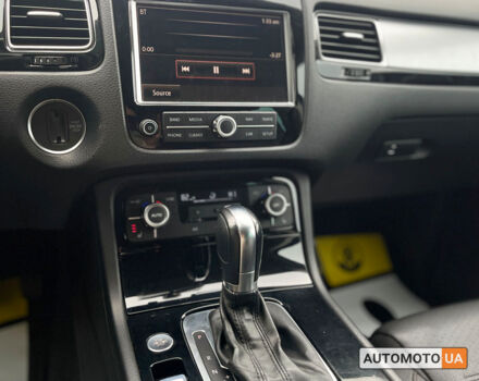 Білий Фольксваген Туарег, об'ємом двигуна 3 л та пробігом 283 тис. км за 20800 $, фото 23 на Automoto.ua