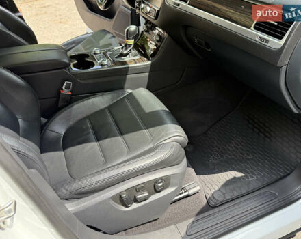 Білий Фольксваген Туарег, об'ємом двигуна 3 л та пробігом 215 тис. км за 25800 $, фото 17 на Automoto.ua