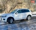 Белый Фольксваген Туарег, объемом двигателя 2.97 л и пробегом 400 тыс. км за 17000 $, фото 1 на Automoto.ua