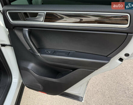 Білий Фольксваген Туарег, об'ємом двигуна 3 л та пробігом 215 тис. км за 25800 $, фото 18 на Automoto.ua