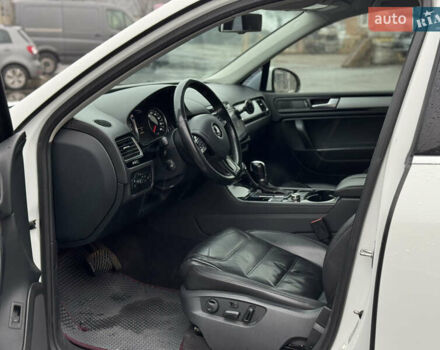 Белый Фольксваген Туарег, объемом двигателя 2.97 л и пробегом 248 тыс. км за 18000 $, фото 20 на Automoto.ua