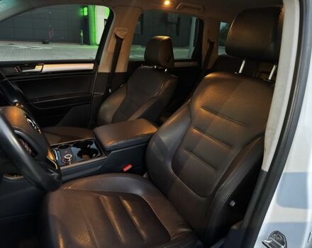 Белый Фольксваген Туарег, объемом двигателя 3 л и пробегом 266 тыс. км за 17000 $, фото 19 на Automoto.ua