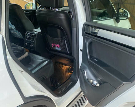 Білий Фольксваген Туарег, об'ємом двигуна 2.97 л та пробігом 165 тис. км за 23800 $, фото 5 на Automoto.ua