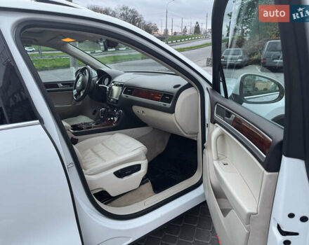 Белый Фольксваген Туарег, объемом двигателя 2.97 л и пробегом 278 тыс. км за 26800 $, фото 24 на Automoto.ua