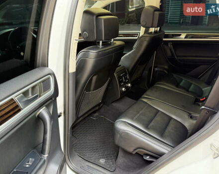 Білий Фольксваген Туарег, об'ємом двигуна 3 л та пробігом 215 тис. км за 25800 $, фото 13 на Automoto.ua