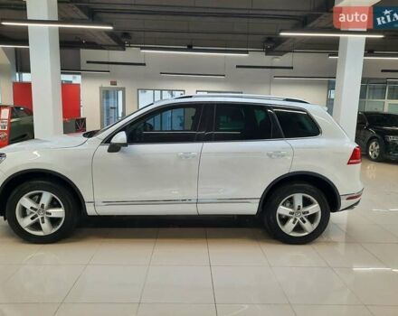 Белый Фольксваген Туарег, объемом двигателя 3 л и пробегом 111 тыс. км за 23477 $, фото 2 на Automoto.ua