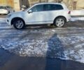 Белый Фольксваген Туарег, объемом двигателя 2.97 л и пробегом 400 тыс. км за 17000 $, фото 12 на Automoto.ua